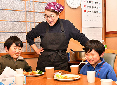 �������i