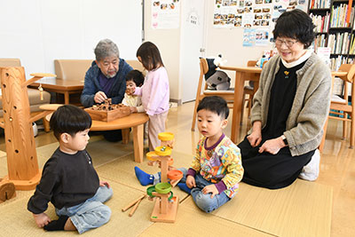 �������i