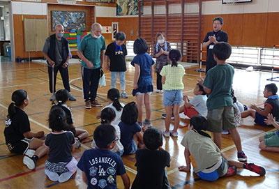 �������i