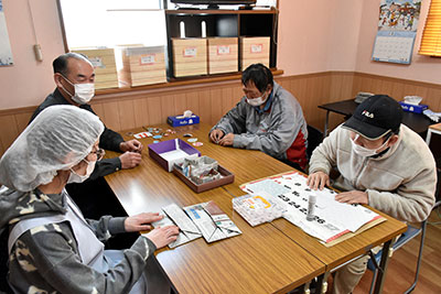 �������i