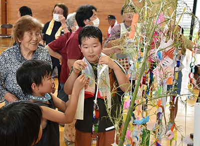 �������i